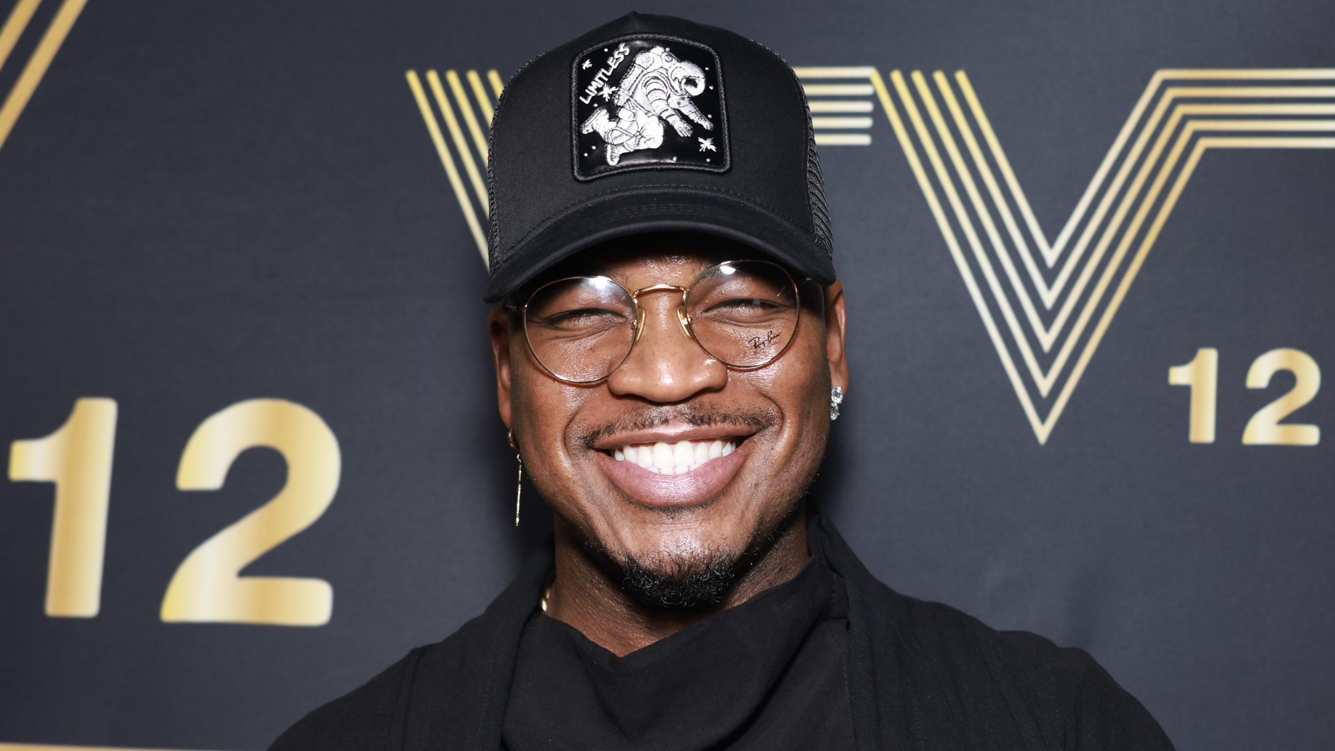 Ne-Yo Adds Fourth Woman to Girlfriend List Another One?! Ne-Yo Appears To Add FOURTH Woman To His Polyamorous Lineup Of Girlfriends (PHOTOS + VIDEOS)
