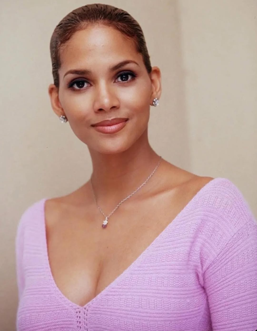 Halle Berry Donates Her Entire Closet to Support Families Affected by L.A. Fires Ms. Halle Berry giving us beautiful Saturday vibes!