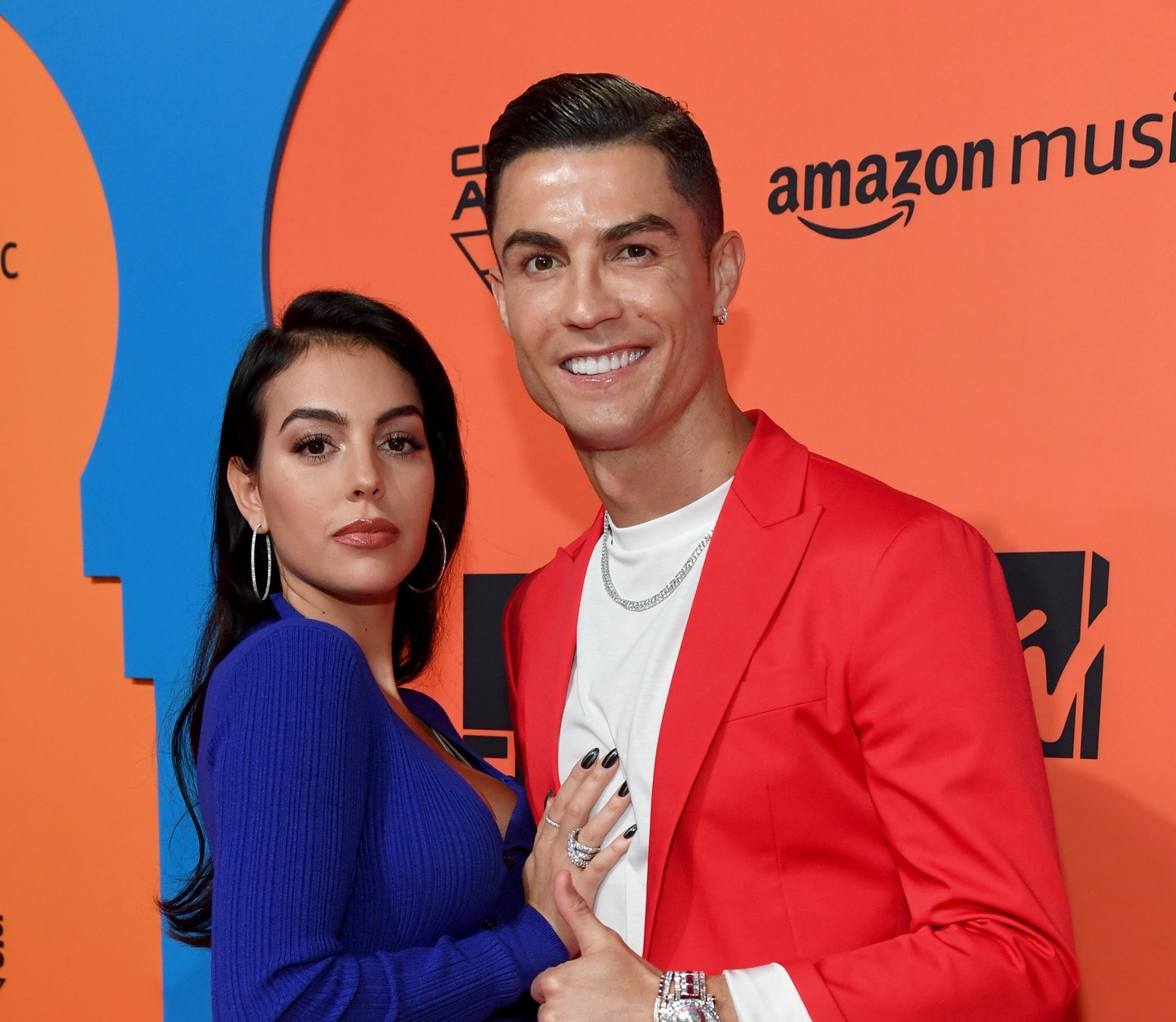 CR7 Proposes! Georgina’s MASSIVE Ring! After nearly a decade together, Cristiano Ronaldo put a HUGE diamond ring on Georgina Rodriguez's fi