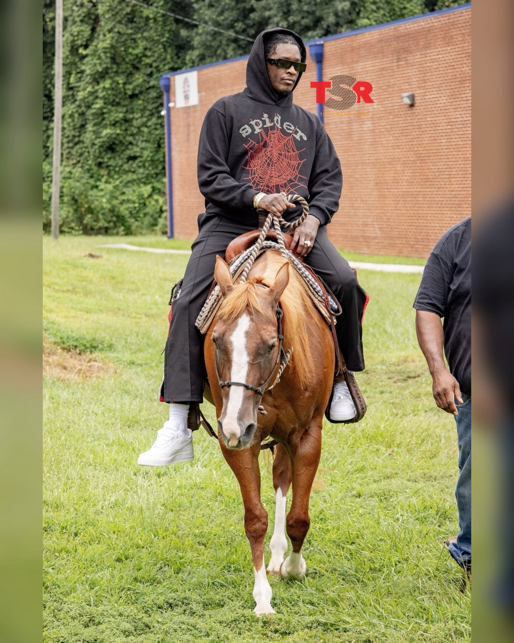Young Thug Gives Back! It’s back-to-school season, and Young Thug was spotted giving back to the community by joining Hosea