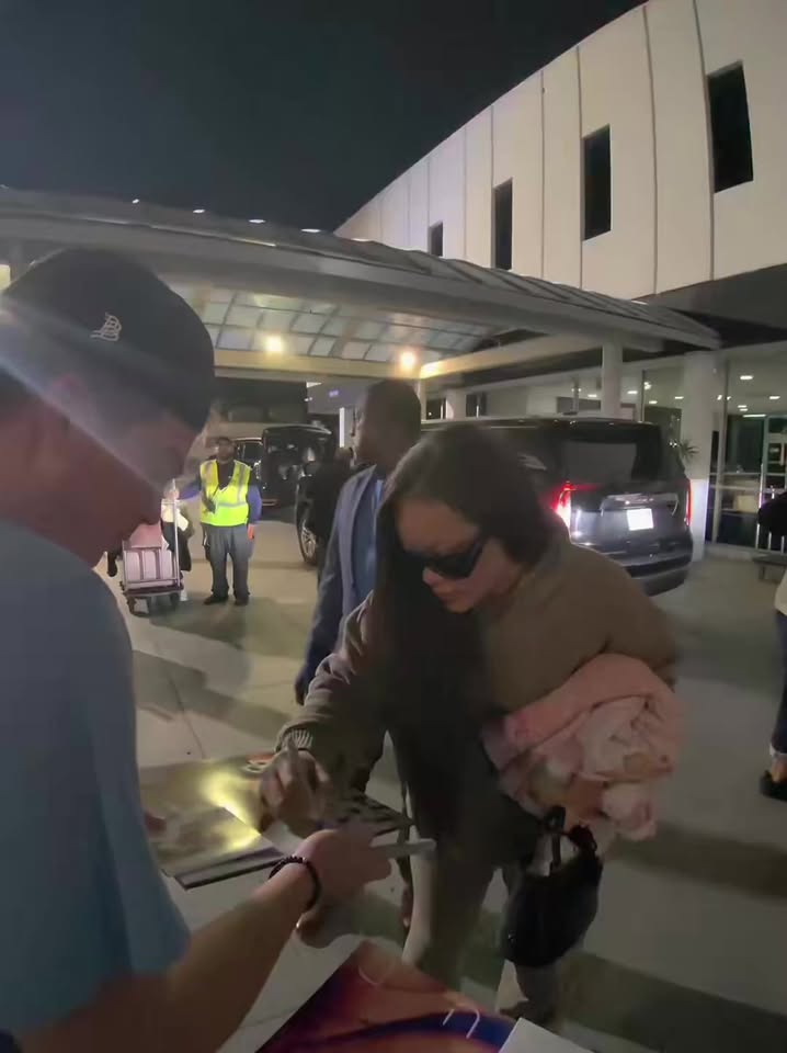 Rihanna Stops for Fans at LAX Rihanna Stops for Fans at LAX